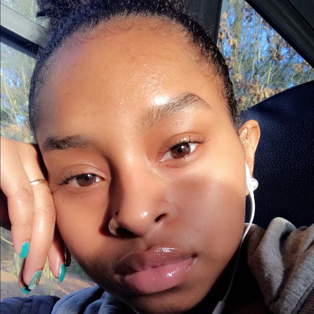 Meet your Posher, Nia